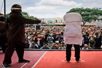 Lần cuối cùng gái mại dâm bị đánh công khai ở Indonesia