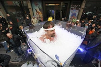 Lí do “Người băng” Hà Lan tắm 2 tiếng trong băng mà không chết rét