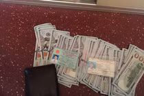 Phụ xe lên Facebook tìm được khách đánh rơi 8.300 USD