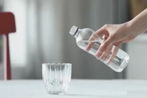 Video: Nước đóng chai nhiễm hạt nhựa nhiều hơn nước máy