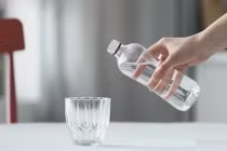 Video: Nước đóng chai nhiễm hạt nhựa nhiều hơn nước máy