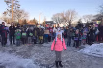 Cả trường xếp hàng ngoài trời 4 độ C chào đón cô bé ung thư trở lại học