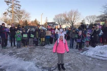 Cả trường xếp hàng ngoài trời 4 độ C chào đón cô bé ung thư trở lại học