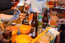 Dân Việt ngày càng chơi sang: Chê bia cỏ, nhậu bia cao cấp