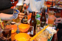Dân Việt ngày càng chơi sang: Chê bia cỏ, nhậu bia cao cấp