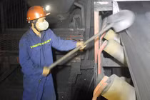 Xuống độ sâu 375m cùng thợ lò mang "vàng đen" lên mặt đất