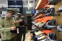 Thu giữ lô quần bò LEVI'S có dấu hiệu giả mạo