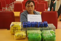 Bắt thầy giáo mang súng vận chuyển ma túy 'khủng'