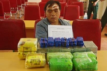 Bắt thầy giáo mang súng vận chuyển ma túy 'khủng'