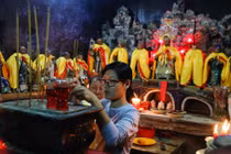 Cầu tự ở chùa Ngọc Hoàng từ sáng đến khuya