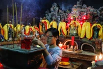 Cầu tự ở chùa Ngọc Hoàng từ sáng đến khuya