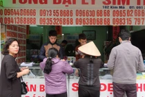 Khách ùn ùn nạp thẻ khuyến mại 50% “vét”, nhà mạng “thất thủ"?