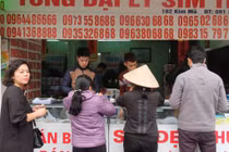 Khách ùn ùn nạp thẻ khuyến mại 50% “vét”, nhà mạng “thất thủ"?