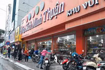 Mùng 8 Tết: Chọn ngày đẹp, hàng quán Hà Nội nhộn nhịp khai xuân