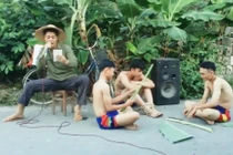 Video: Anh chàng bán kem lại gây sốt khi cover hit “Vẫn nhớ”