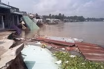 Video: Sạt lở ở Cần Thơ, nhà đổ ầm xuống sông, dân tháo chạy tán loạn