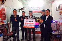 Khách hàng Hà Tĩnh tháo mặt nạ nhận giải thưởng vietlott giá trị lớn