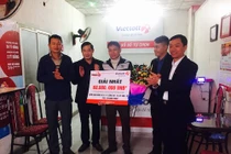 Khách hàng Hà Tĩnh tháo mặt nạ nhận giải thưởng vietlott giá trị lớn