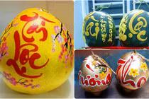 Dưa, bưởi vẽ thư pháp gây “sốt” thị trường hoa quả Tết