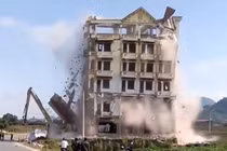 Sự cố bất ngờ trong khi đánh sập tòa nhà 7 tầng Tàng KeangNam