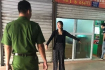 Đánh vợ cũ khâu 11 mũi, vợ mới tươi tỉnh quay lại hiện trường