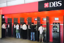 Người dùng thẻ ATM ở các nước có trả phí rút tiền không?