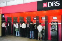 Người dùng thẻ ATM ở các nước có trả phí rút tiền không?