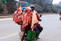 Kinh hoàng cảnh thịt lợn "tẩm bụi" ung dung xuống phố bày bán