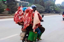 Kinh hoàng cảnh thịt lợn "tẩm bụi" ung dung xuống phố bày bán
