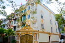 Biệt thự trắng phủ vàng nổi bần bật của đại gia Hà thành