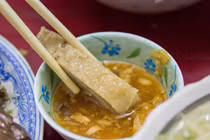 Quán bún vịt thâm niên 6 thập kỷ ở Sài Gòn có gì lạ?