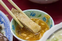 Quán bún vịt thâm niên 6 thập kỷ ở Sài Gòn có gì lạ?