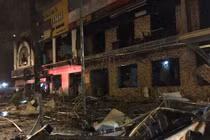 Một tòa nhà hai tầng nổ giữa đêm ở Nghệ An