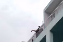 Nghẹt thở nhiều giờ giải cứu thiếu niên nhảy lầu vì... thất tình