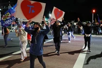 Nóng: Phát hiện balo khả nghi ngoài bệnh viện nơi ông Trump điều trị COVID-19