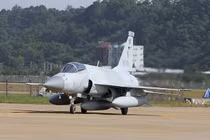 JF-17 thi nhau "nằm đất" vì lỗi kỹ thuật: Của rẻ là của ôi?
