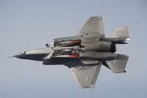 Nóng: Nghi vấn tiêm kích F-35B "rơi" sau khi cất cánh từ tàu sân bay Elizabeth