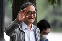 Thủ tướng Nhật Bản đi dạo hồ Gươm, vẫy tay chào người dân