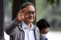 Thủ tướng Nhật Bản đi dạo hồ Gươm, vẫy tay chào người dân