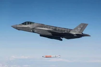 Cận cảnh tiêm kích F-35 thả bom hạt nhân cảnh báo Trung Quốc