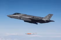 Cận cảnh tiêm kích F-35 thả bom hạt nhân cảnh báo Trung Quốc
