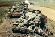 Gai người hình ảnh xe tăng nát tươm ở chiến trường Bắc Phi