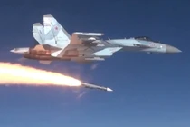 Tiêm kích Su-35 phóng tên lửa tầm siêu xa R-37M, F-35 coi chừng! 
