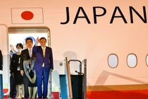 Thủ tướng Nhật Bản đến Hà Nội, bắt đầu thăm chính thức Việt Nam