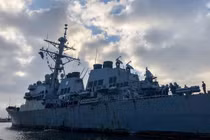 9 tháng lênh đênh trên biển, chiến hạm USS Stout "nát bươm"