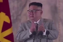Quân đội Triều Tiên duyệt binh hoành tráng, vì sao ông Kim Jong Un rơi lệ? 