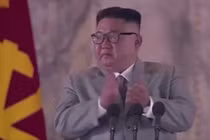 Quân đội Triều Tiên duyệt binh hoành tráng, vì sao ông Kim Jong Un rơi lệ? 