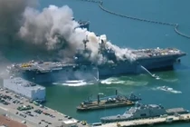 Tiếc đứt ruột tàu đổ bộ tỷ USD của Mỹ bị rã sắt vụn