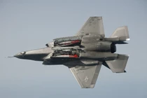 Nóng: Nghi vấn tiêm kích F-35B "rơi" sau khi cất cánh từ tàu sân bay Elizabeth