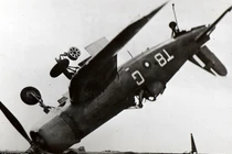 Rợn người máy bay Nhật Bản tấn công cảm tử trong Thế chiến II 